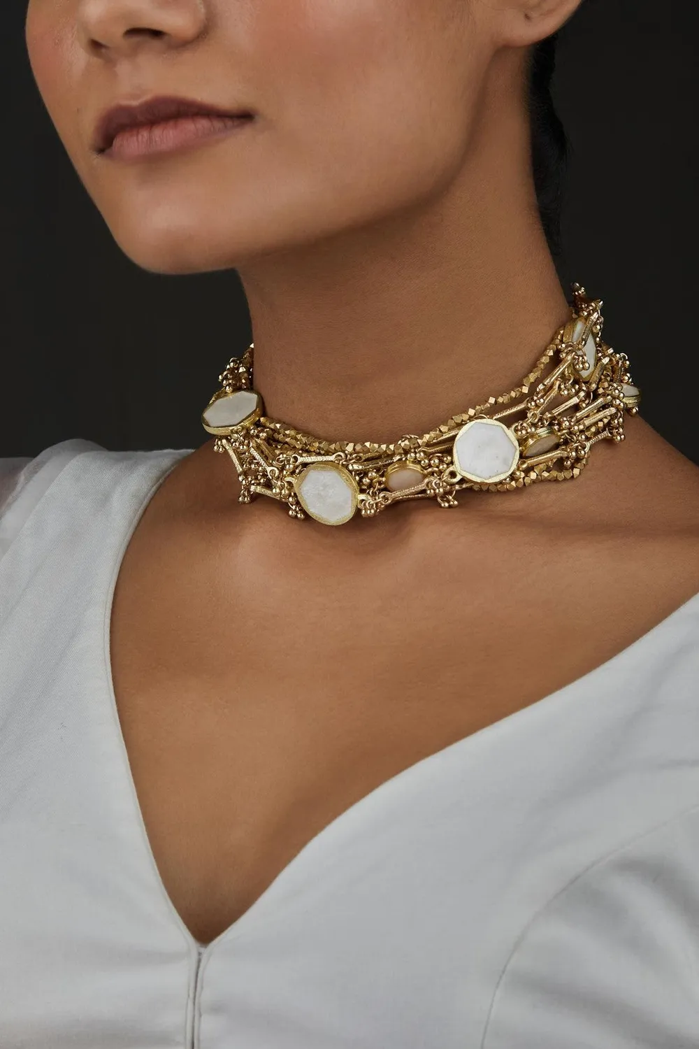 House of Tuhina Prachi Desai choker perline smalto multiriga