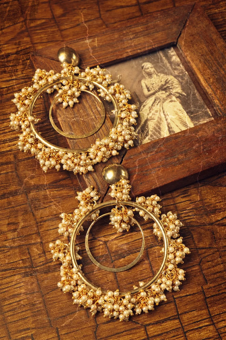 House of Tuhina Purnima Pearl orecchini perla oro
