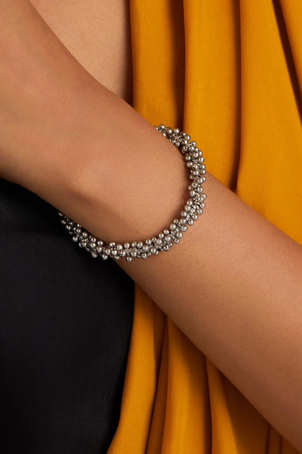 House of Tuhina Moon Gold MG26 Look1 bracciale perline oro fatto a mano