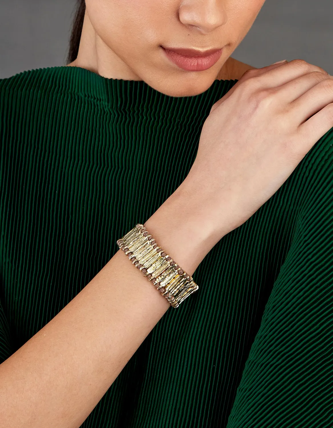 House of Tuhina Nabila 3 Stone bracciale pietre corallo