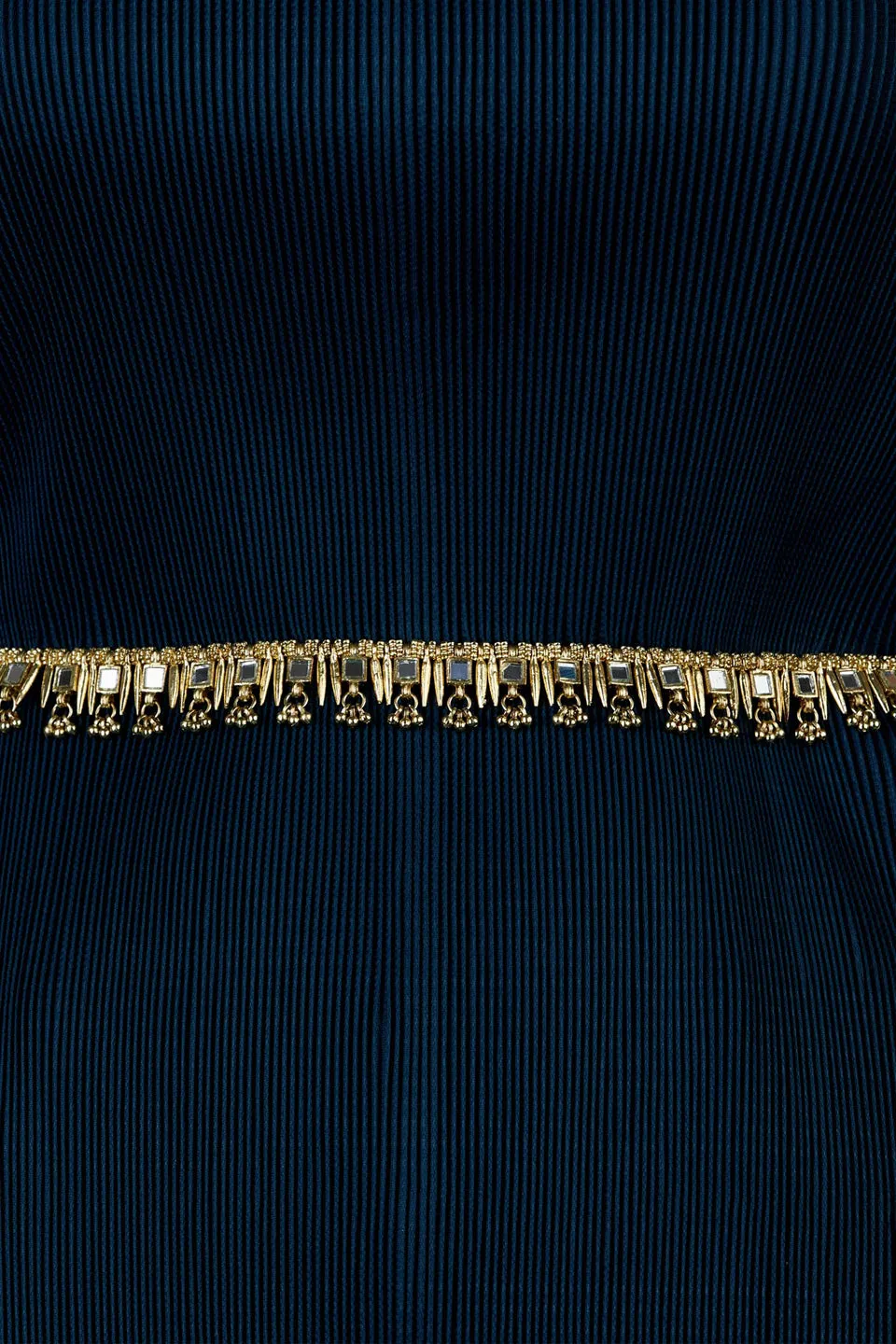 House of Tuhina Falak Spike cintura oro specchio