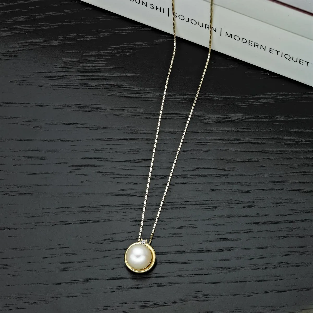 Diamond Treats Collana Perle Bianche 8-8.5mm Oro Giallo Zirconia